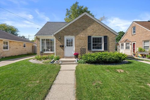 5809 N Bel Aire Dr, Glendale, WI, 53209-4305 | Card Image