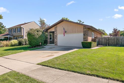 8327 Chelsea Ln, Woodridge, IL, 60517-4524 | Card Image