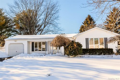 18 Woodbrook Dr, Ridge, NY, 11961-2132 | Card Image