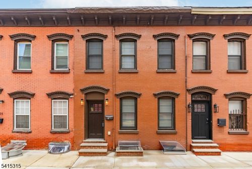 16 Eagle St, Newark, NJ, 07102-2104 | Card Image