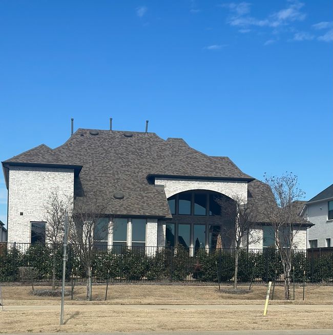 View of front facade with a fenced front yard and a shingled roof | Image 40
