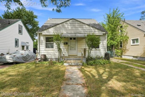 8750 Saratoga St, Oak Park, MI, 48237-2313 | Card Image
