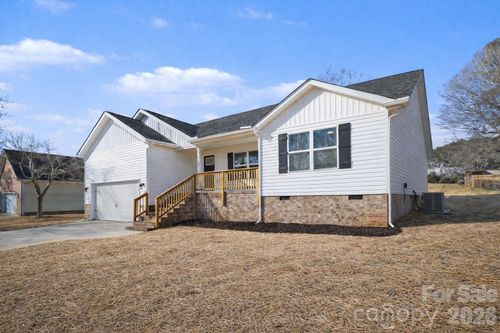 2025 Picnic Dr, Newton, NC, 28658-8686 | Card Image