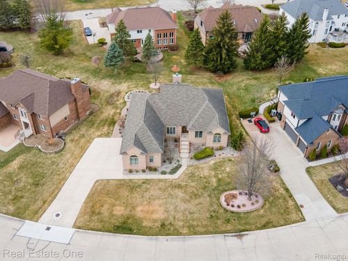 54035 Scarboro Way, Shelby Township, MI, 48316-1285 | Card Image
