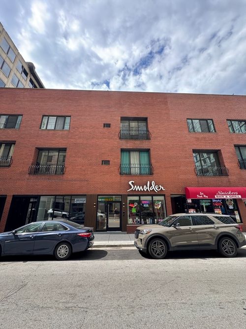 2g-444 N State St, Chicago, IL, 60654-5618 | Card Image