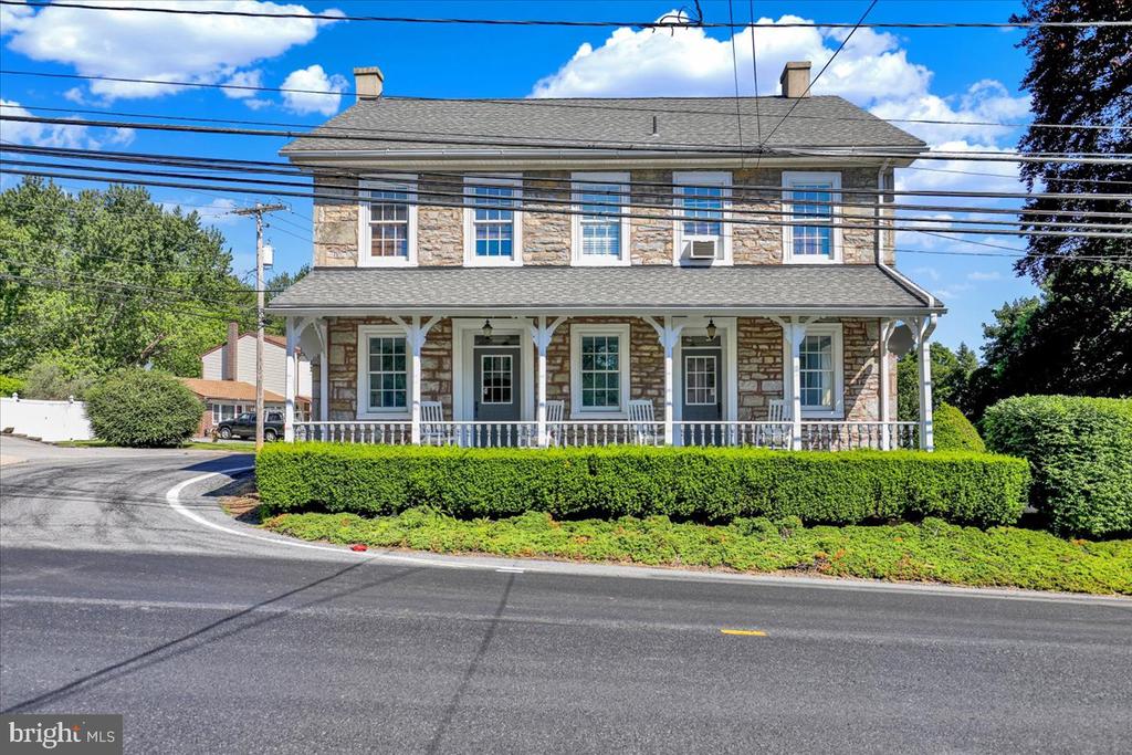 879 Fritztown Rd, Sinking Spring, PA 19608