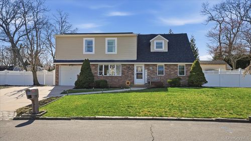 178 Geery Ave, Holbrook, NY, 11741-1126 | Card Image