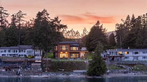 8213 Lochside Dr, Saanichton, BC, V8M1T9 | Card Image