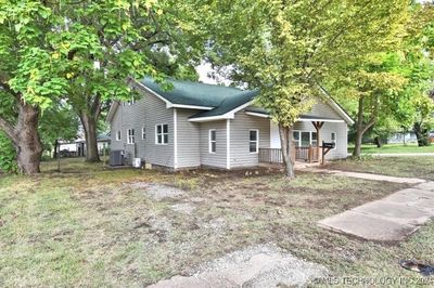 502 S Walnut Street, House other with 4 bedrooms, 2 bathrooms and null parking in Bristow OK | Image 1