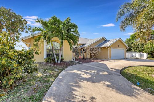 137 Queens Rd, Hutchinson Island, FL, 34949-8351 | Card Image