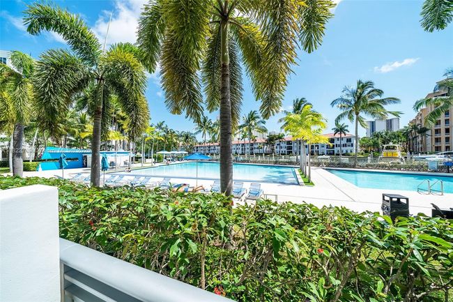 APT-140 - 2950 Ne 188 Th St, Condo with 2 bedrooms, 3 bathrooms and null parking in Aventura FL | Image 5