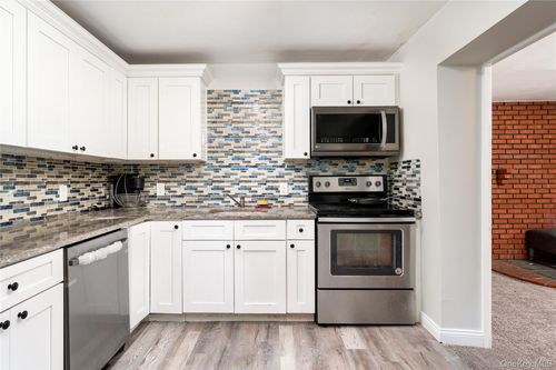 10 Sunnyside Dr, Sound Beach, NY, 11789-3147 | Card Image