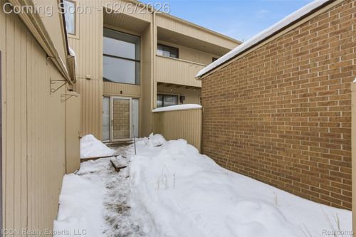 7440 Azalea Ct, West Bloomfield, MI, 48322-2820 | Card Image