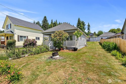 1211 Larch St, Raymond, WA, 98577-1330 | Card Image