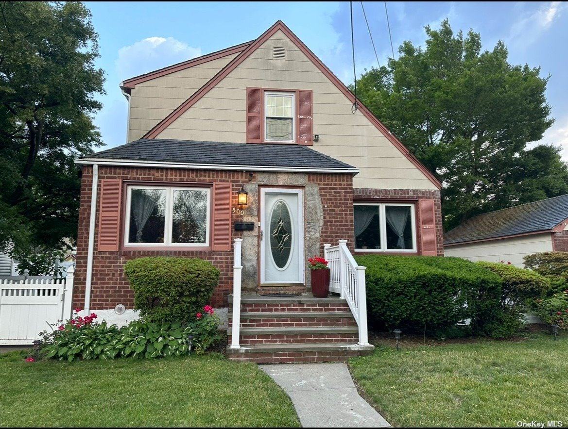 Stewart Ave, New Hyde Park, NY 11040