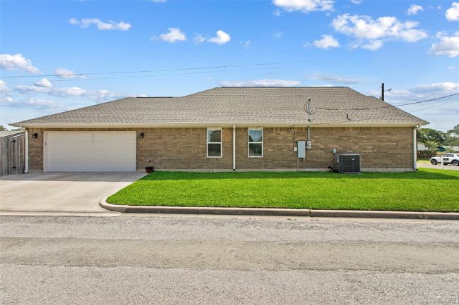 311 E Galveston St, House other with 3 bedrooms, 2 bathrooms and null parking in Giddings TX | Image 6