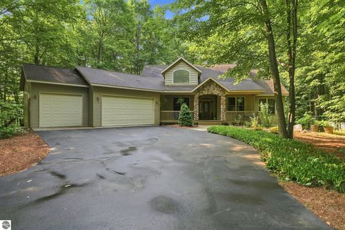 982 Shamrock Ln, Traverse City, MI, 49696-8743 | Card Image
