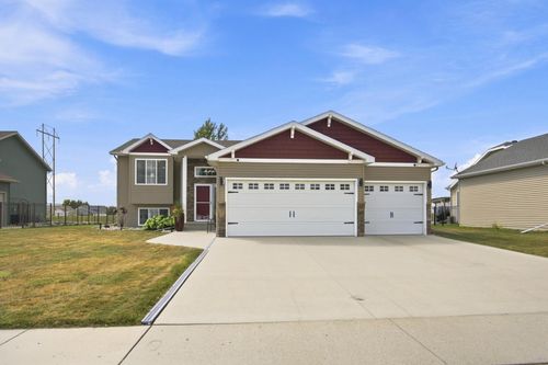4801 Lavonne Ct S, Fargo, ND, 58104-6039 | Card Image