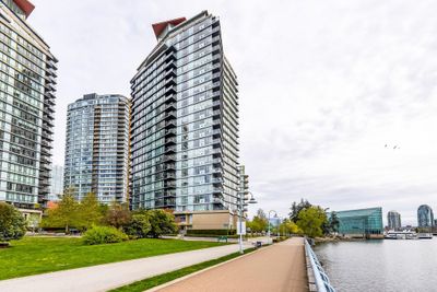 503 - 8 Smithe Mews, Condo with 2 bedrooms, 2 bathrooms and 1 parking in Vancouver BC | Image 2