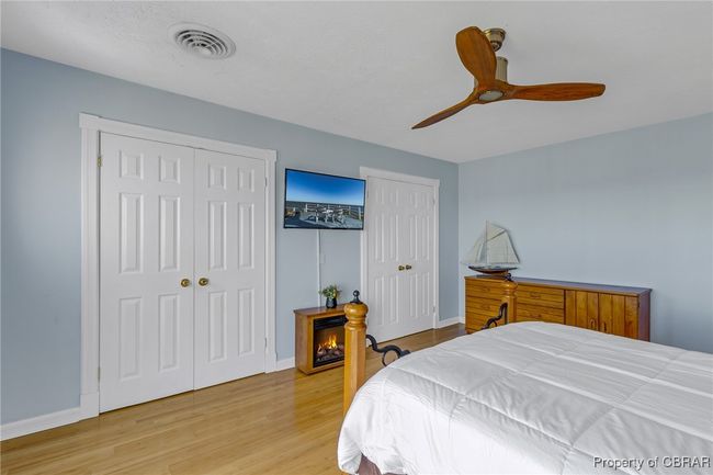 Ample closet space! | Image 36