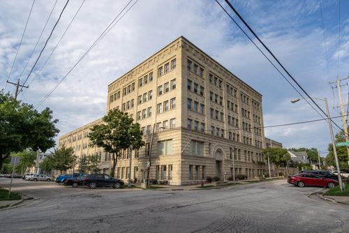 904 E Pearson St, Milwaukee, WI, 53202-1594 | Card Image
