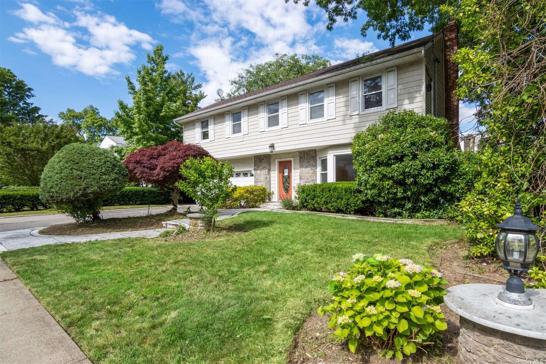 Ellison Ave, Westbury, NY 11590