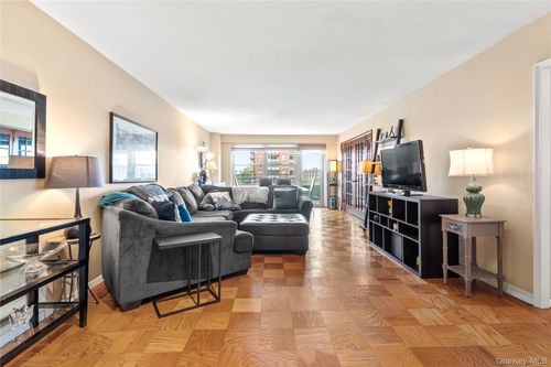 ste-7h-70 108th St, Forest Hills, NY, 11375-4450 | Card Image