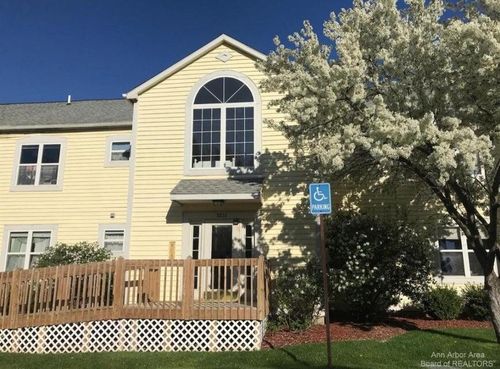apt-2-2233 S Huron Pkwy, Ann Arbor, MI, 48104-5145 | Card Image