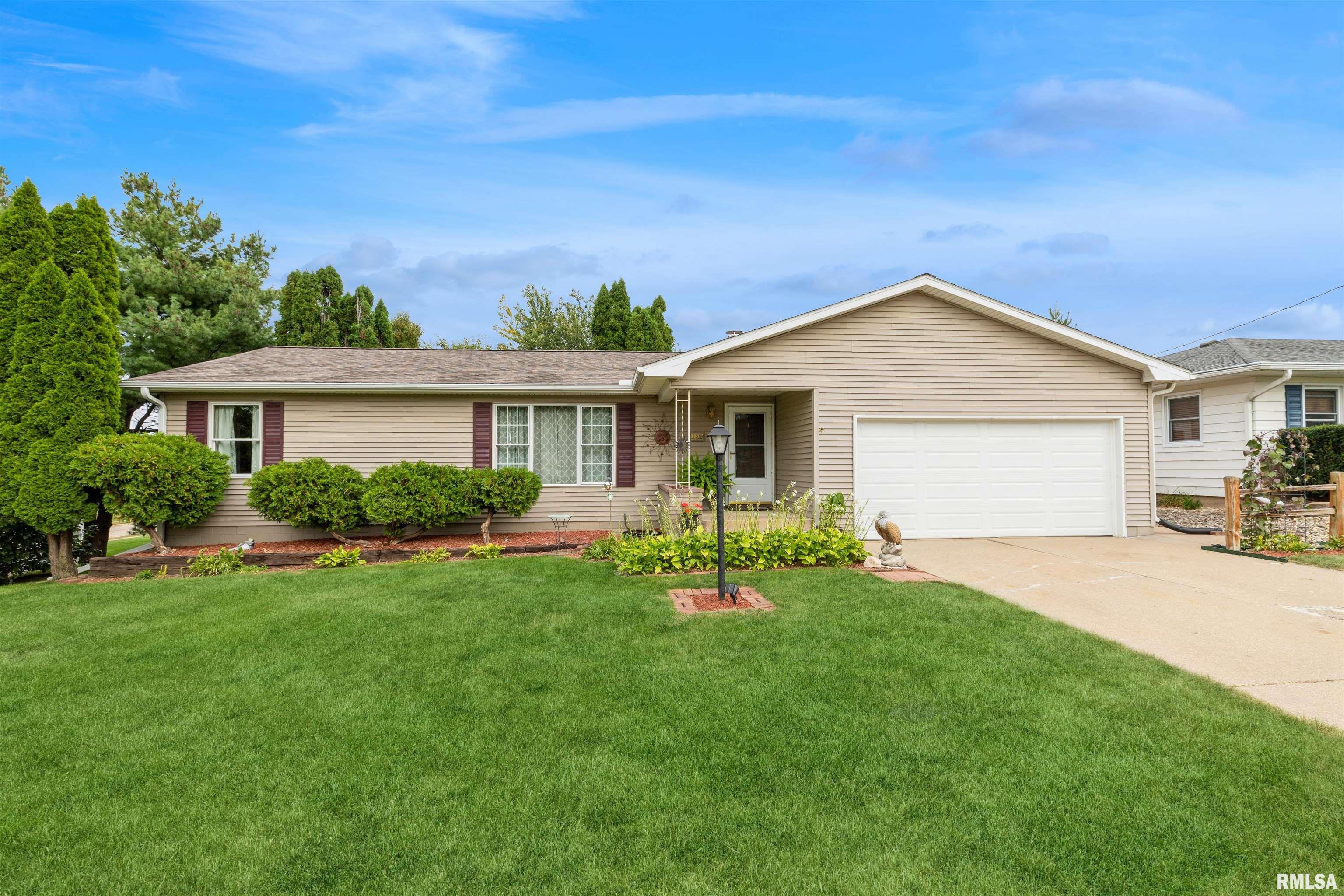 11th St, Clinton, IA 52732