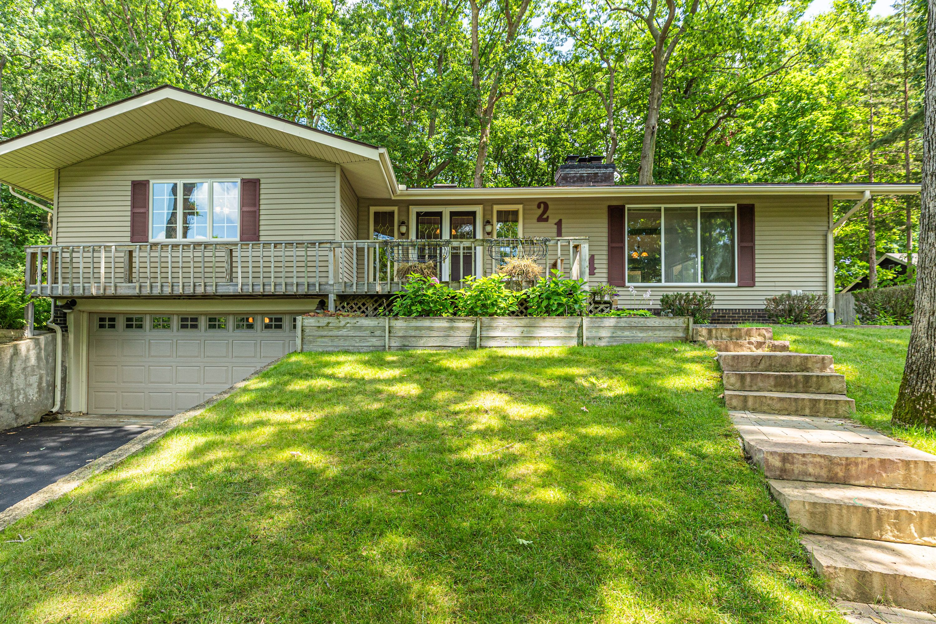 Denby Dr, Waterford, MI 48329