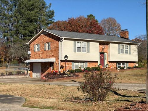130 Winchester Dr, King, NC, 27021-9215 | Card Image