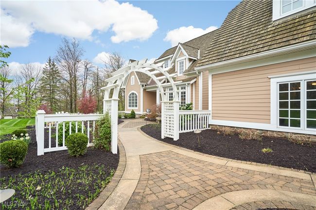 Front walk way leads into a manicured court yard | Image 43
