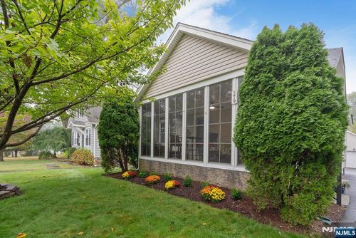 279 Vreeland Ave, Midland Park, NJ, 07432-1661 | Card Image