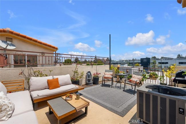 13 - 14535 Margate St, Townhouse with 3 bedrooms, 3 bathrooms and 2 parking in Sherman Oaks CA | Image 4