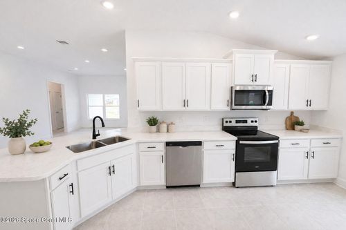 1176 Kylar Dr Nw, Palm Bay, FL, 32907-7606 | Card Image