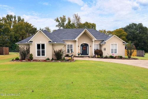 114 Ethelyn Smith Dr, Senatobia, MS, 38668-7403 | Card Image