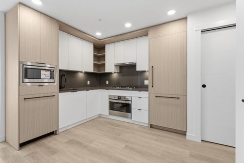 403-2268 Broadway E, Vancouver, BC, V5N0L2 | Card Image