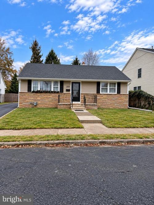 237 New Hillcrest Ave, Ewing, NJ, 08638-3523 | Card Image