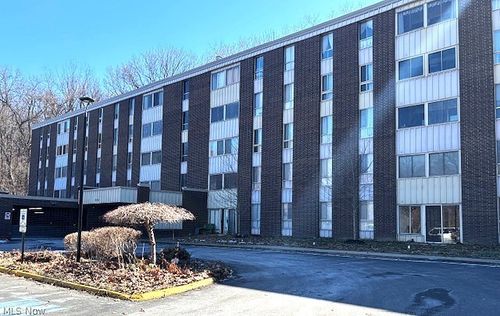 3068 Kent Rd, Stow, OH, 44224-4420 | Card Image