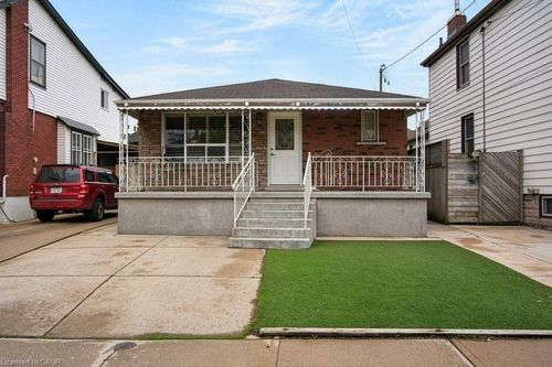 40 Mayflower Ave, Hamilton, ON, L8L2K4 | Card Image