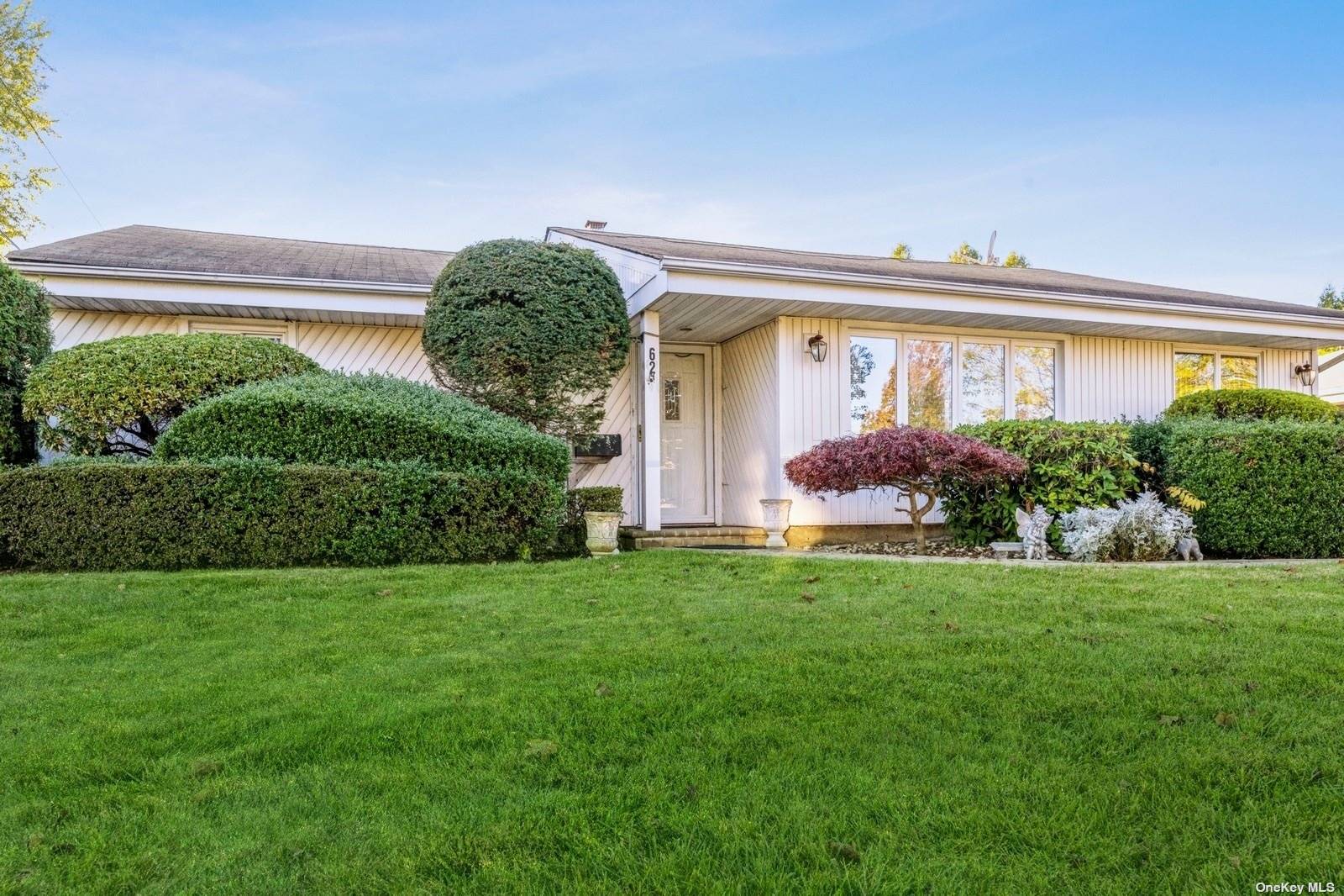 End Ave, Hicksville, NY 11801