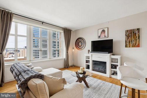 p110-111 S 15th St, PHILADELPHIA, PA, 19102-3005 | Card Image