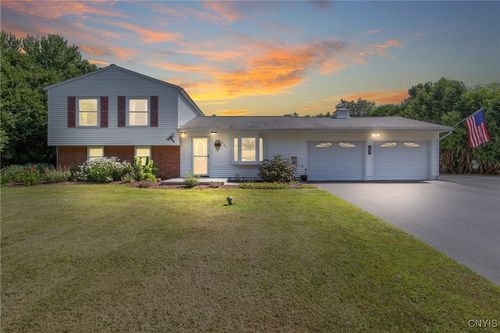 202 Resseguie Dr, Syracuse, NY, 13209-1925 | Card Image