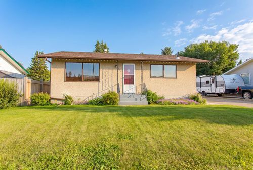 5423 47 Ave, Lacombe, AB, T4L1M9 | Card Image