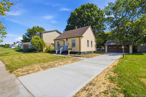 20600 Lennon St, Harper Woods, MI, 48225-1606 | Card Image