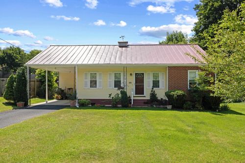 506 College Cir, STAUNTON, VA, 24401-2317 | Card Image