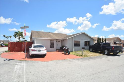 704 Sw 97th Place Cir, Miami, FL, 33174-1981 | Card Image