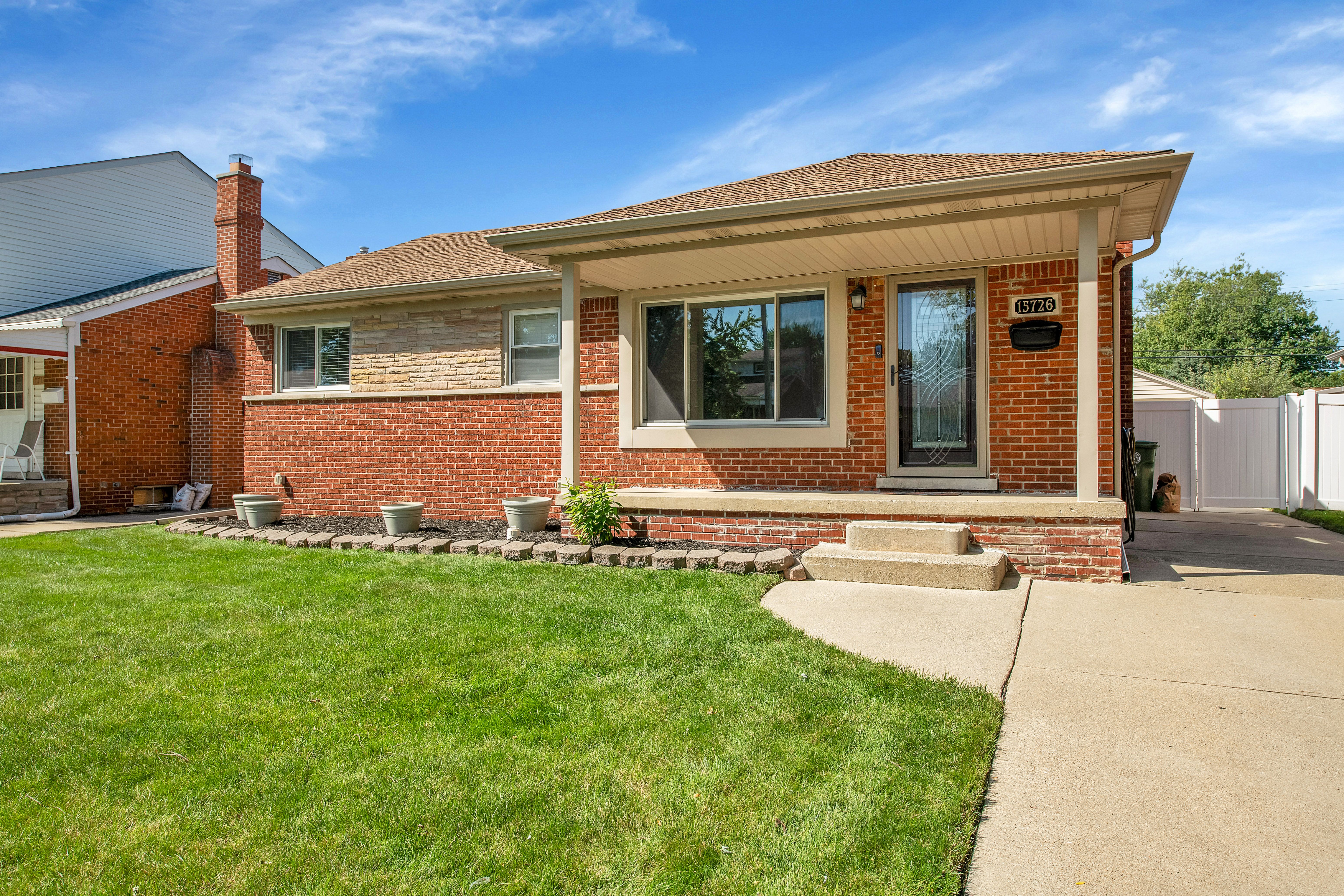 Drake St, Southgate, MI 48195