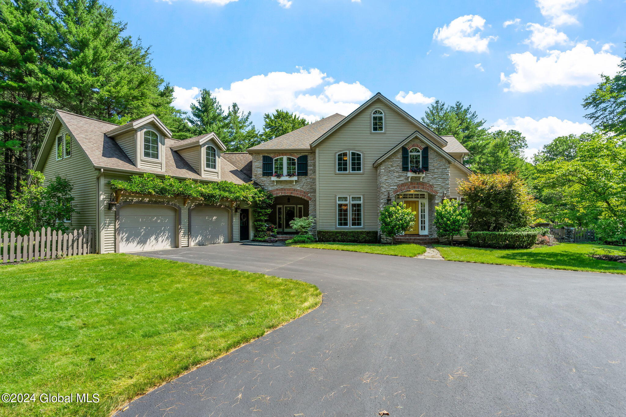 Spice Mill Blvd, Halfmoon, NY 12065