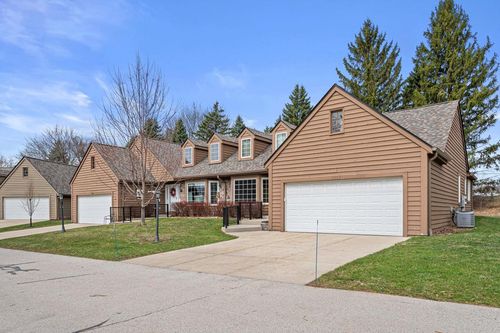3827 S Oakbrook Drive, Greenfield, WI, 53228 | Card Image